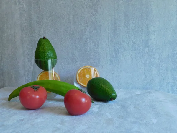 Αβοκάντο Πράσινη Πιπεριά Ντομάτες Και Μισό Πορτοκάλι Στο Τραπέζι Ελεύθερος — Φωτογραφία Αρχείου