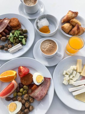 Sahildeki otelin terasında jambonlu çırpılmış yumurta ve kahve kahvaltısı. Protaras. Ayia Napa. Kıbrıs