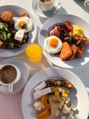 Sahildeki otelin terasında jambonlu çırpılmış yumurta ve kahve kahvaltısı. Protaras. Ayia Napa. Kıbrıs