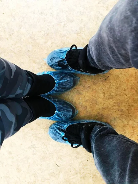 Tampilan Utama Sepatu Kaki Orang Yang Mengenakan Plastik Biru Antibakteri Stok Foto Bebas Royalti
