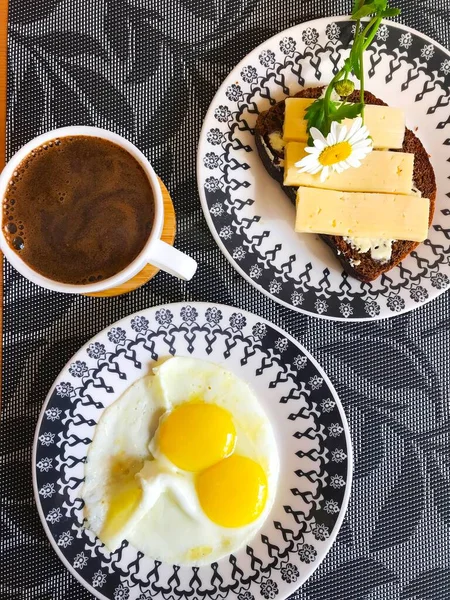 Desayuno Casero Huevos Revueltos Café Sándwich Queso Buen Plato — Foto de Stock