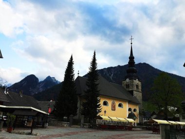 Slovenya 'nın dağlık merkezi Kranjska Gora' daki ana meydan ve kilise