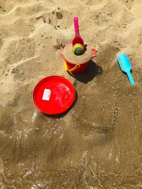 Kumsaldaki kumsalda parlak renkli çocuk oyuncakları. Protaras. Kıbrıs