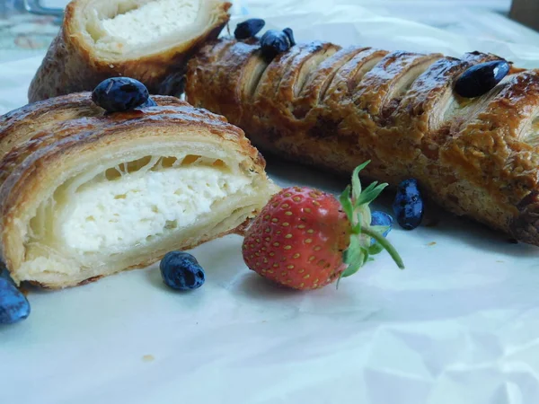 Homemade Puff Pastry Strudel Cottage Cheese Wild Berries Strawberries — Stock Photo, Image