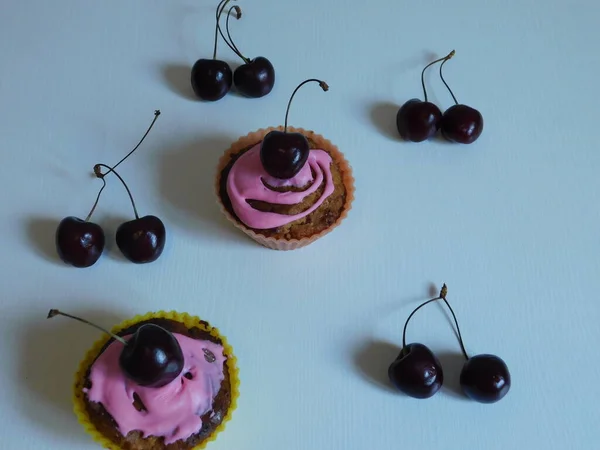 Cupcake Caseiro Cerejas Frescas Uma Mesa Branca — Fotografia de Stock