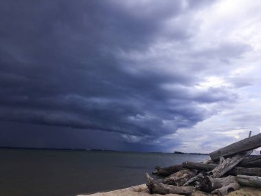 Göl kıyısında kara fırtına bulutları. Yaklaşan bir fırtına var. Yağmurun yaklaşması.