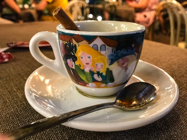 Eine Kaffeetasse Mit Zimtstange Drinnen Auf Dem Tisch — Stockfoto