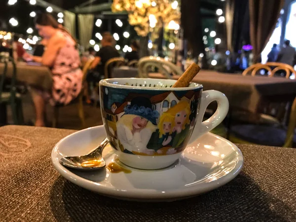 Een Koffiekopje Met Een Kaneelstokje Tafel — Stockfoto