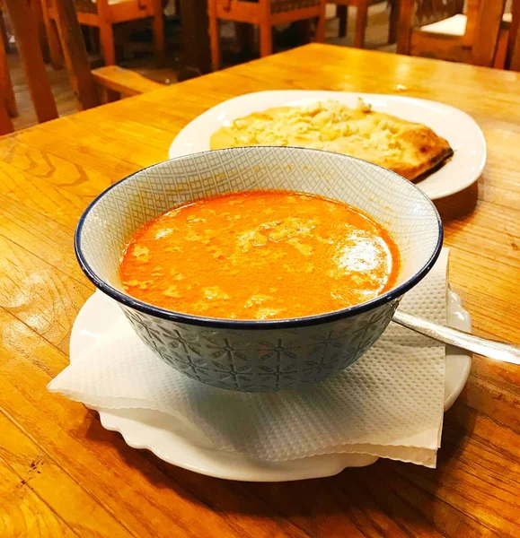 汤盘在明亮的红色桌布背景上的一盘汤用传统的保加利亚装饰配上辛辣汤的盘子 汤在餐厅里 保加利亚食品 有选择的重点 — 图库照片