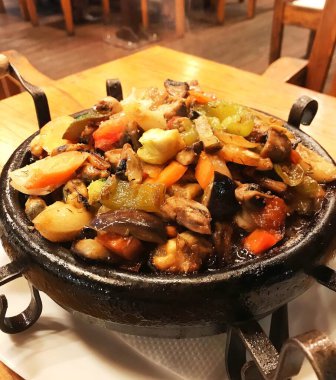 Bulgar geleneksel mutfağı. Ahşap arka planda karışık et ve sebzeler..