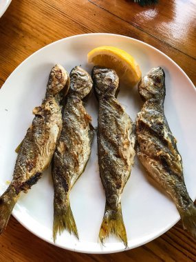 Beyaz tabakta ızgara sardalya. Baltschug. Bulgaristan