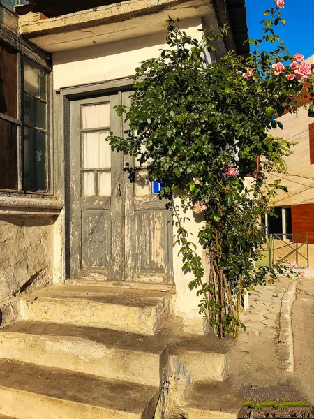 Une Vieille Porte Dans Une Vieille Maison Avec Porche Balchik — Photo