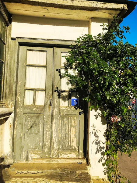 Una Vecchia Porta Una Vecchia Casa Con Portico Balchik Bulgaria — Foto Stock