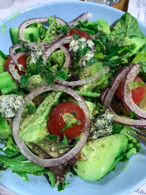 Geleneksel Bulgar salatası Shopski taze sebze ve peynir ile. Sağlıklı gıda ve vejetaryen konsepti.