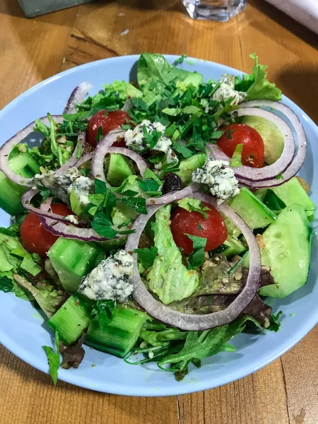 Geleneksel Bulgar salatası Shopski taze sebze ve peynir ile. Sağlıklı gıda ve vejetaryen konsepti.