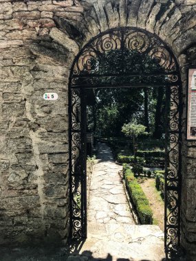 Parktaki yol taşla kaplıdır. Parke taşları bahçesindeki dekoratif patika ya da yol. Yürüyüş yolu taşları deseni. Peyzaj tasarımı, Avrupa peyzaj tasarımı.