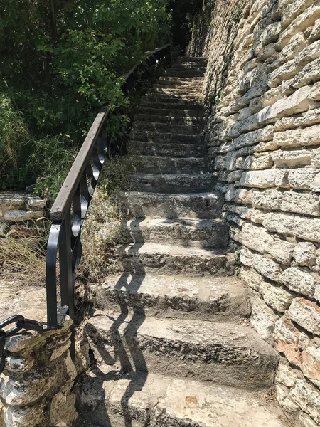 Parktaki yol taşla kaplıdır. Parke taşları bahçesindeki dekoratif patika ya da yol. Yürüyüş yolu taşları deseni. Peyzaj tasarımı, Avrupa peyzaj tasarımı.