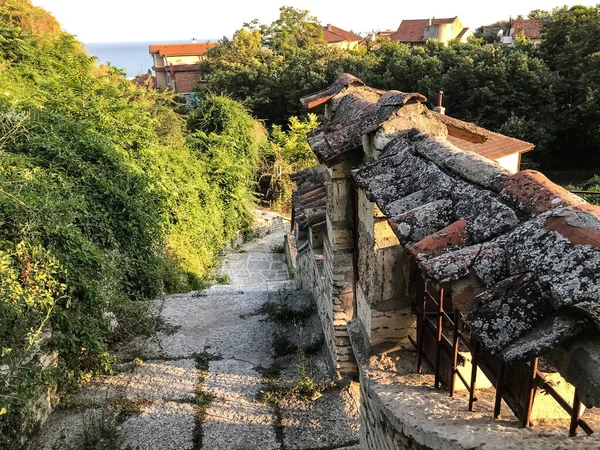 Kıyı çalılıklarının ortasında gri taşlarla döşenmiş bir yol. Varna. Bulgaristan. — Stok fotoğraf