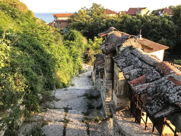 Kıyı çalılıklarının ortasında gri taşlarla döşenmiş bir yol. Varna. Bulgaristan. — Stok fotoğraf