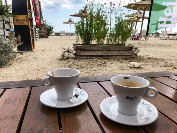 Kumsalda bir kafede iki kişilik kahvaltı, romantik.. — Stok fotoğraf