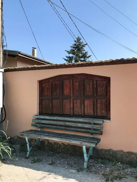 Boş Ahşap Banklar Halka Açık Bir Parkta Taş Duvara Karşı — Stok fotoğraf