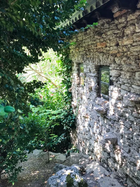 古い石造りのカントリーハウスと生い茂った庭園の側面図 — ストック写真