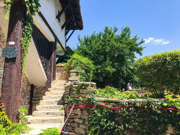 Bahçede Yeşil Çiçeklerle Çevrili Eski Bir Evin Taş Merdivenleri Balchik — Stok fotoğraf