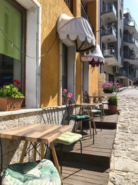 Küçük bir kafede boş masalar. Varna. Bulgaristan