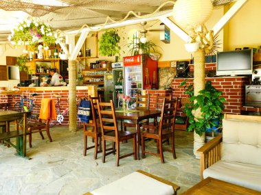 Sahildeki bir kafede boş masalar. Larnaka. Kıbrıs. 2021 salgını sırasındaki Larnaka. Kıbrıs. Kilitlenme 2021.