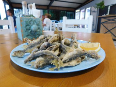 Tabakta limonlu kızarmış sardalya