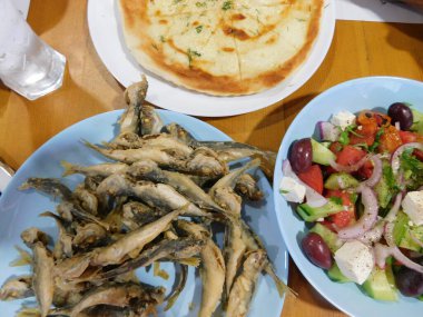 Tabakta limonlu kızarmış sardalya