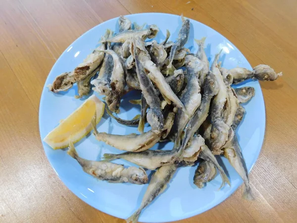 Tabakta limonlu kızarmış sardalya — Stok fotoğraf