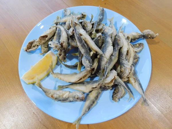 Sardinas fritas con limón en un plato — Foto de Stock