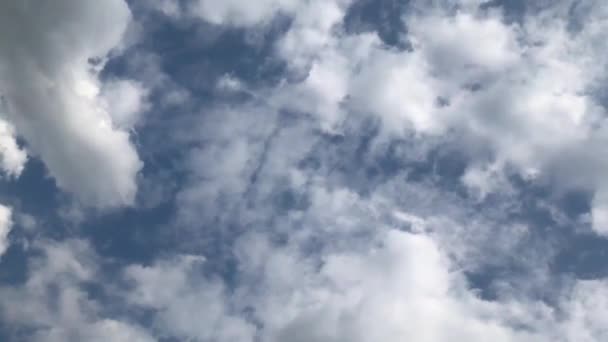 Białe Chmury Błękitnym Niebie Pogodny Słoneczny Dzień — Wideo stockowe