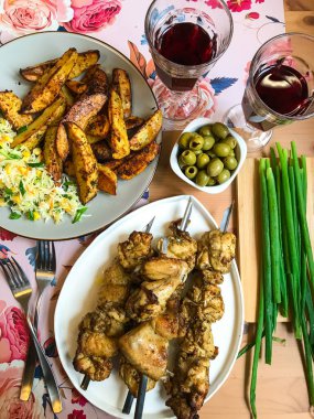 Ev yapımı barbekü şiş, yanında patates ve taze salata..