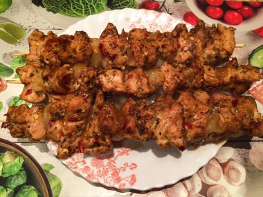 Ev yapımı tavuk şiş ve ev yapımı salsa sosu.