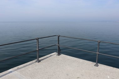 Constance Gölü 'ne bakan mavi düz bir platformda antika antika bir korkuluk.