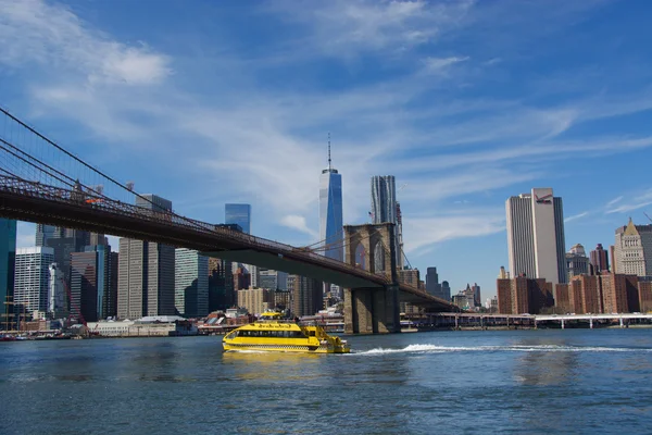 Trajekt, pohybující se pod Brooklynským mostem, Nyc panoráma — Stock fotografie