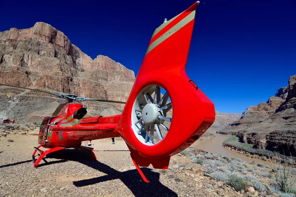 Вертолет в Гранд-Каньоне — стоковое фото