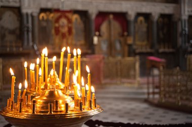 Kilisede mum yakmak.