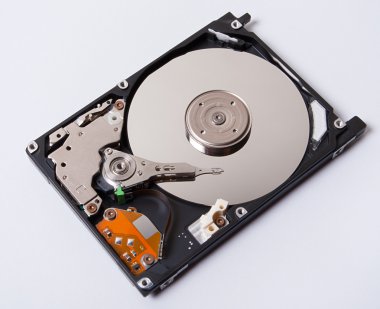 Sabit disk iç mekanizması donanımına yakın çekim