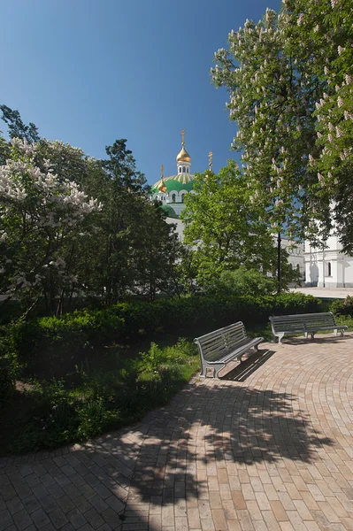 Petite église de cour avec des fleurs florissantes — Photo