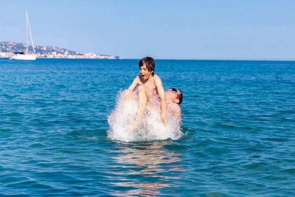 Homme Avec Son Fils Nageant Jouant Dans Mer Père Jette — Photo