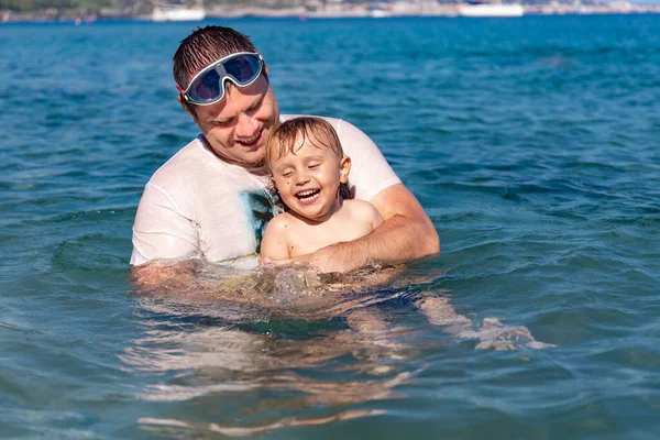 Pai Filho Divertindo Nadando Brincando Juntos Água Mar Nas Férias — Fotografia de Stock