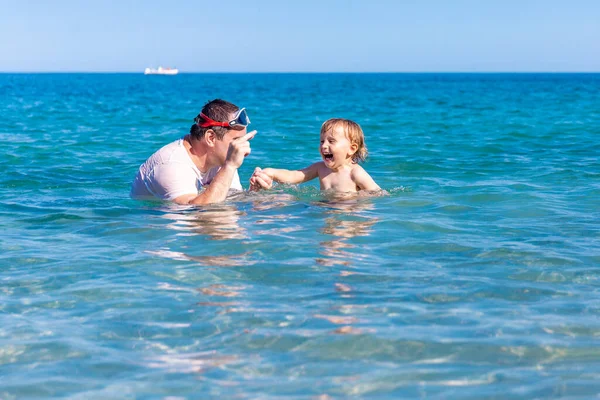 Pai Filho Divertindo Nadando Brincando Juntos Água Mar Nas Férias — Fotografia de Stock
