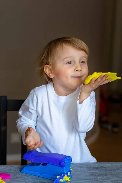 Söt Kaukasisk Blond Pojke Barn Leker Med Leksak Plasticine Handhjärnans — Stockfoto