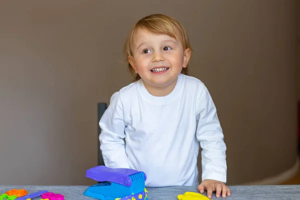 Söt Kaukasisk Blond Pojke Barn Leker Med Leksak Plasticine Handhjärnans — Stockfoto