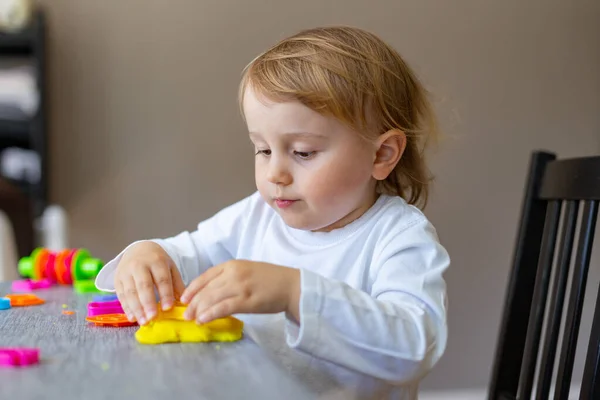 Söta små pojkformar från färgad plast på bordet. Hemundervisning. Kreativ fritid med barn under karantän för koronavirus som stannar hemma. — Stockfoto