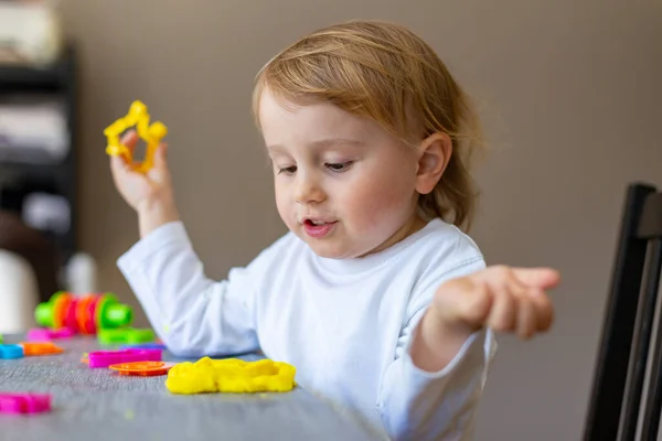 Söta små pojkformar från färgad plast på bordet. Hemundervisning. Kreativ fritid med barn under karantän för koronavirus som stannar hemma. — Stockfoto