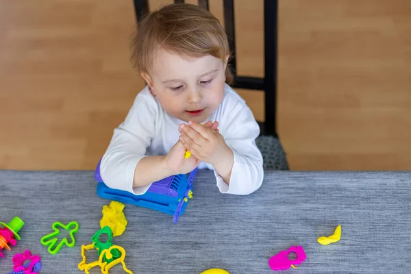 Söta Små Pojkformar Från Färgad Plast Bordet Hemundervisning Kreativ Fritid — Stockfoto